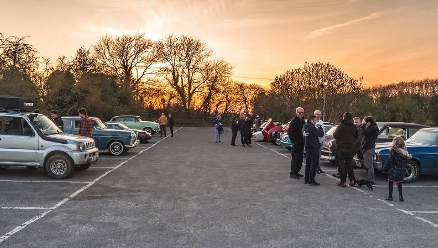 CARS AT THE HORSESHOES