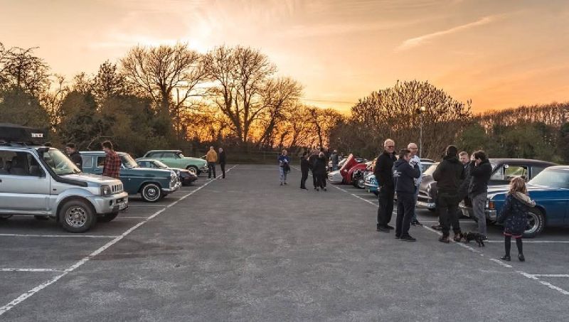 CARS AT THE HORSESHOES